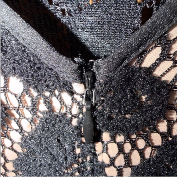 Adrianna Papell textured floral lace flounce dress- size 6 - Picture 7 of 9